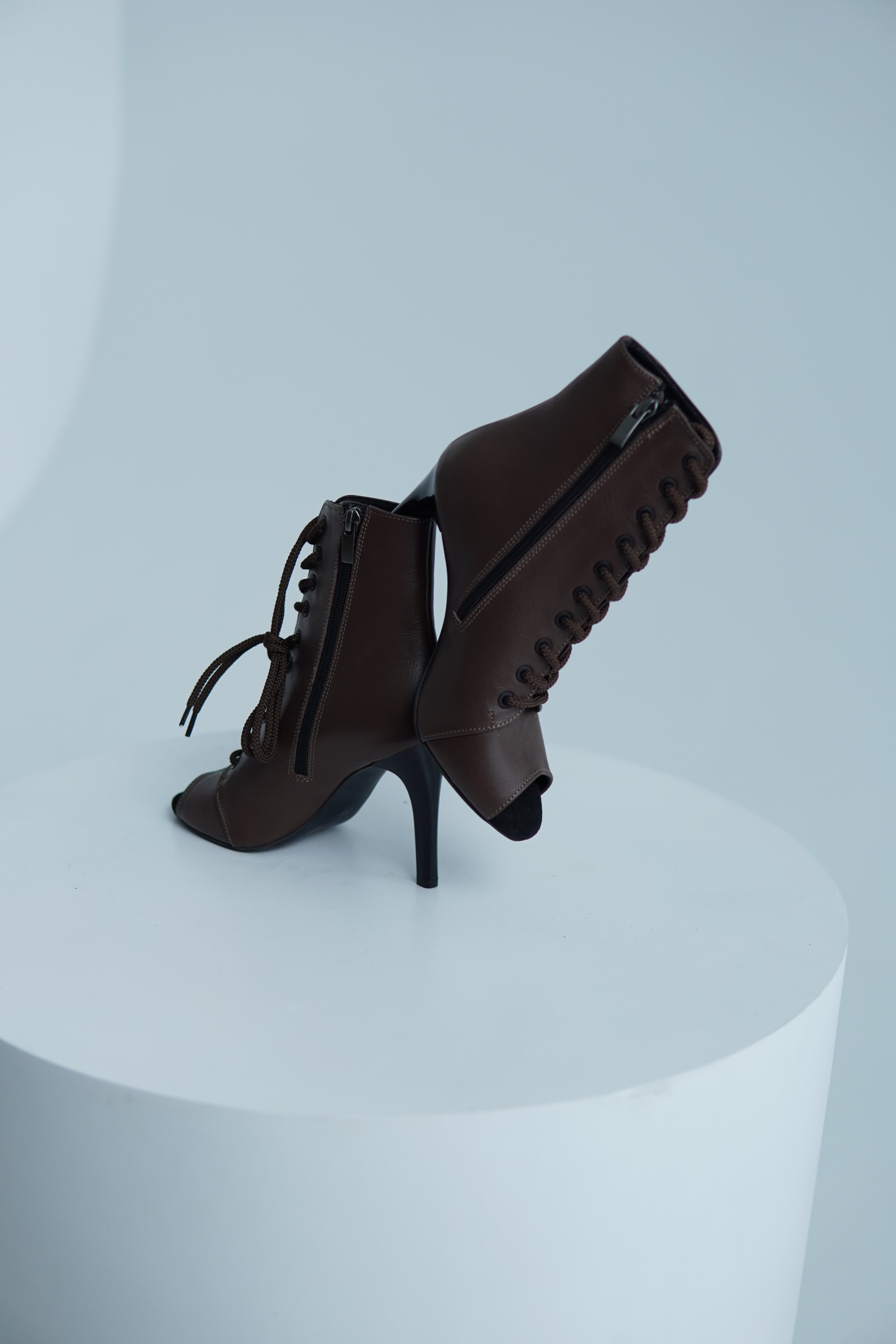 QUEEN HEELS